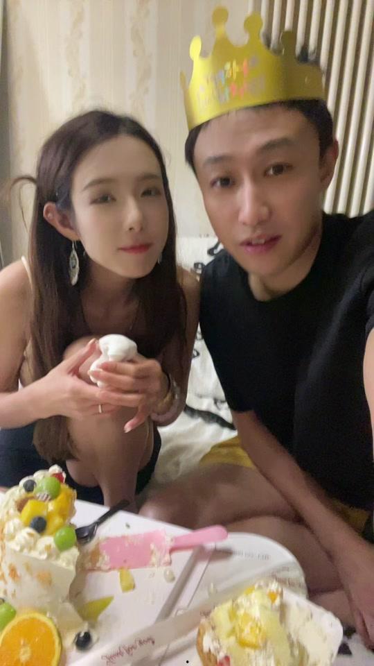 抖音33岁大叔 啊瓜满街跑 03年模特女友调教成小母狗 尿液精液糊满脸尺度炸裂!-5