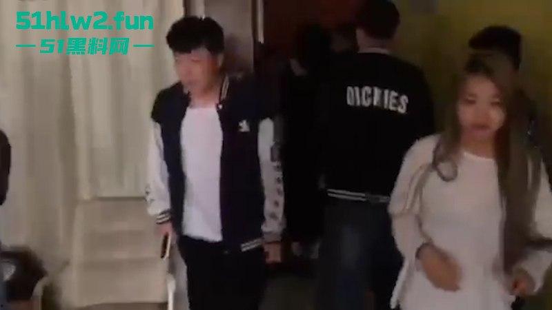 精神小伙情人节约操兄弟老婆被发现引发大混战，双拳难敌众手惨遭群殴现场视频曝光。-3