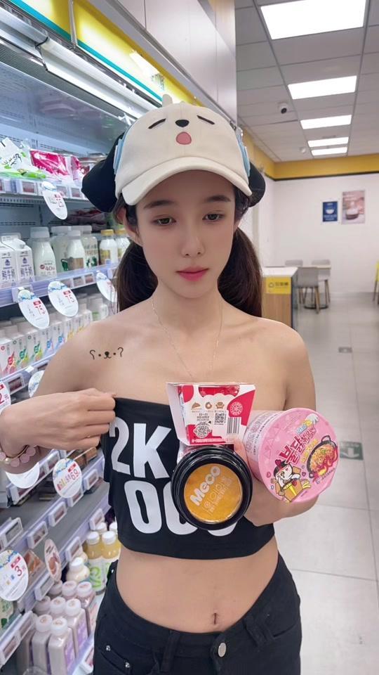 抖音33岁大叔 啊瓜满街跑 03年模特女友调教成小母狗 尿液精液糊满脸尺度炸裂!-6