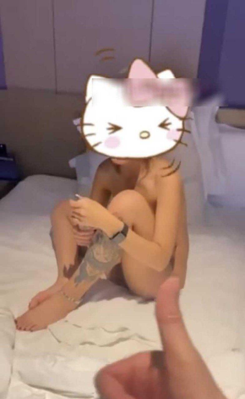 抖音33岁大叔 啊瓜满街跑 03年模特女友调教成小母狗 尿液精液糊满脸尺度炸裂!-12