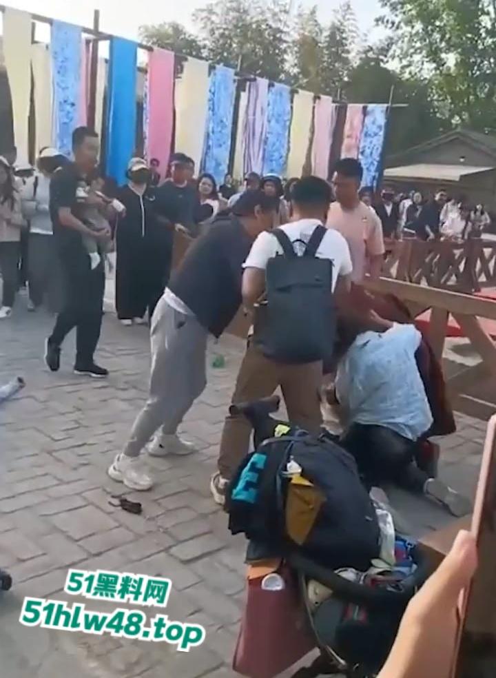 开封万岁山武侠城，两伙游客互殴视频被曝，万岁山不愧是武侠城江湖恩怨就是多，台下比台上还精彩！-3