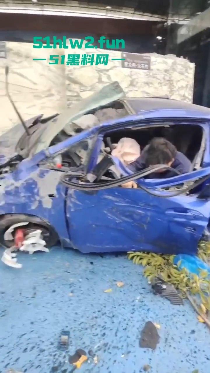 广东一轿车失控撞上路牙当场稀巴烂，司机被撞到懵逼当场灵魂出窍，现场监控视频流出。-1