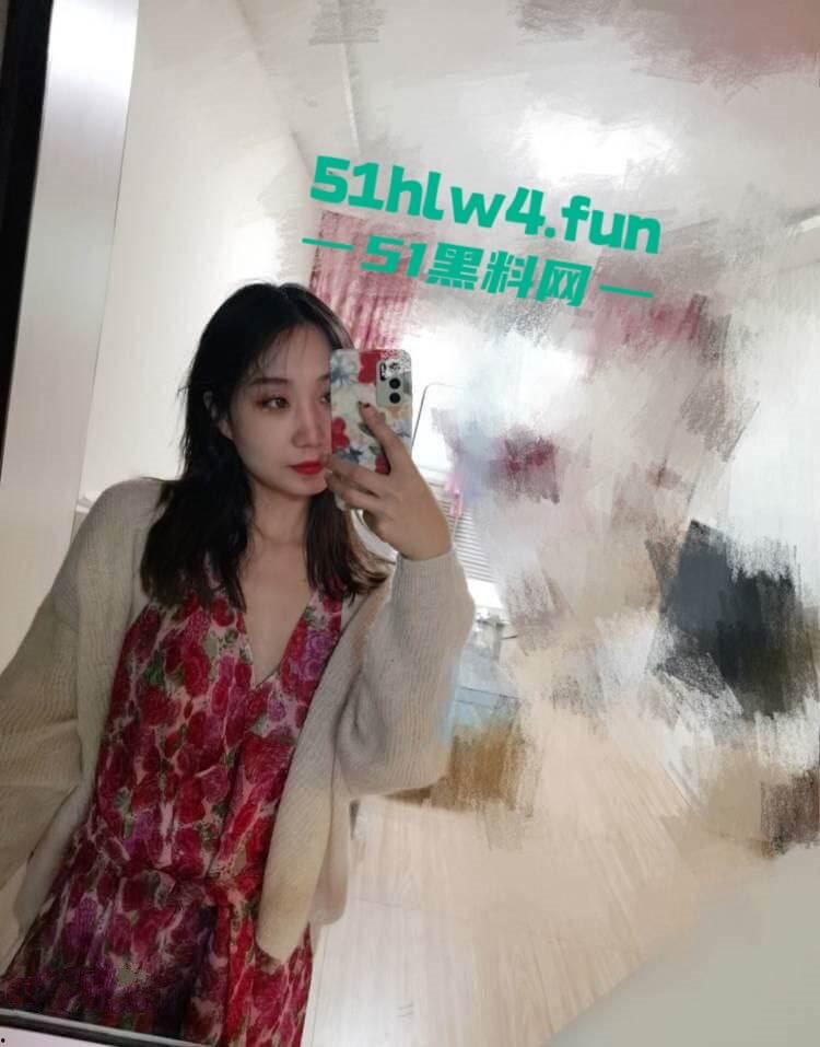 顶级身材御姐人妻【王诗玉】万达轻奢专柜柜姐，身材高挑巨乳翘臀背着老公约炮被发现果断将骚逼曝光。-2