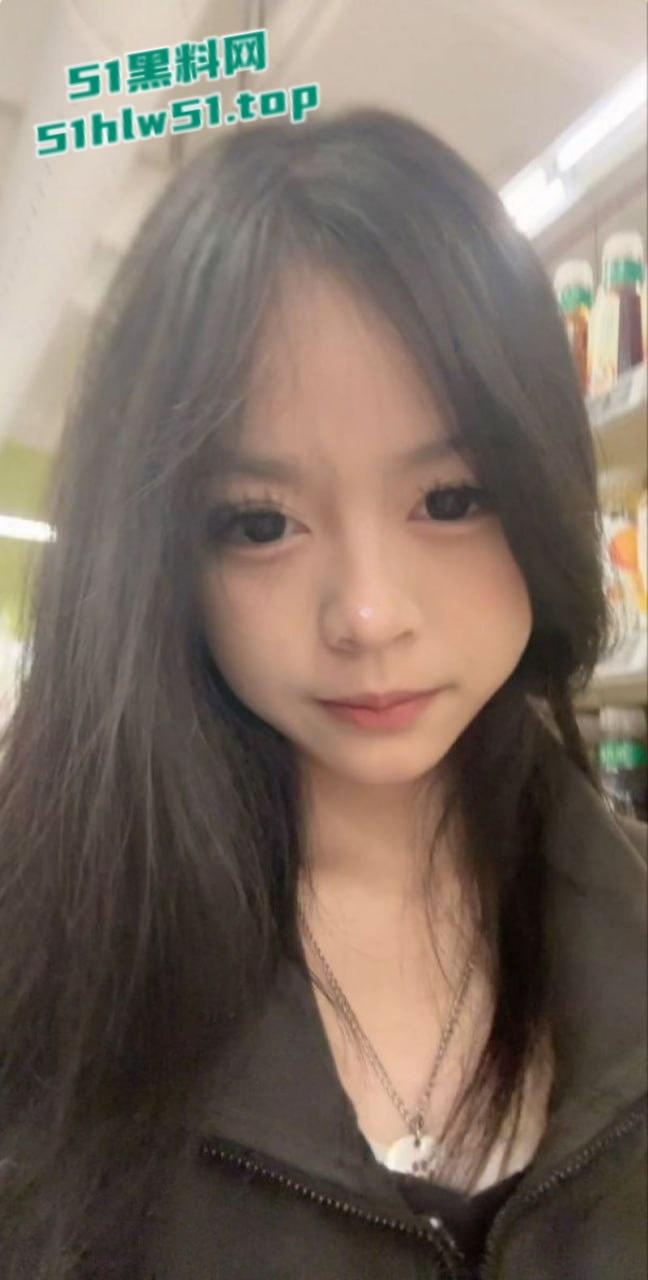 重庆邮电大学大一新生【胡美瑶】私下却超级反差，大屌后入翘臀淫叫不断啪啪作响！-3