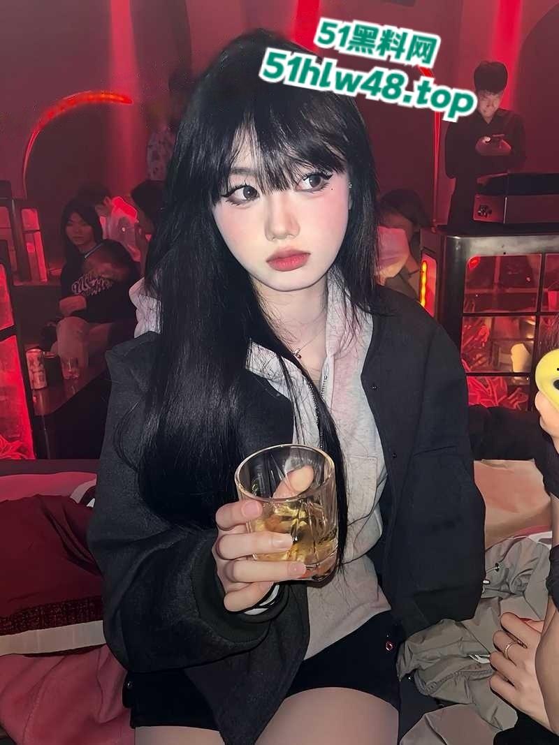 七台河大学的学霸女神【高欣】喝点酒就化身骚浪魅魔，勾引服务生无套后入做爱视频被曝光。-6