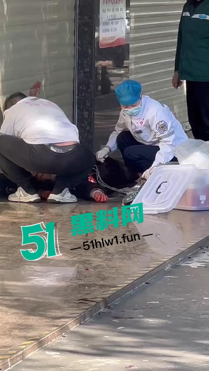 广西柳州精神病男子当街砍人如剁肉凶狠至极 路人躲闪不及多人中刀身亡 现场实拍视频流出-5