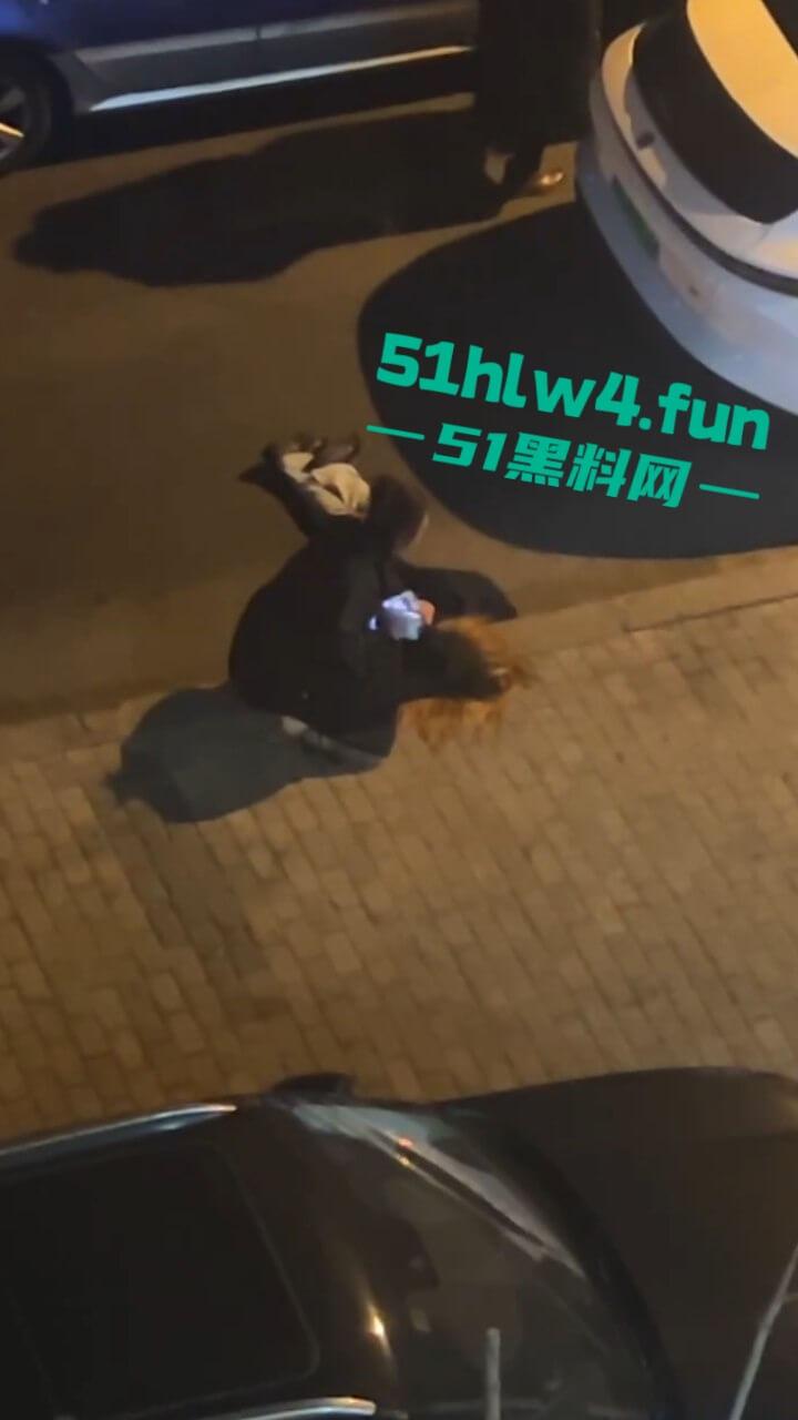 青岛小仙女挑衅男子嚣张辱骂还动手打人，结果被大哥一拳当场直接带走，看着都解气。-9