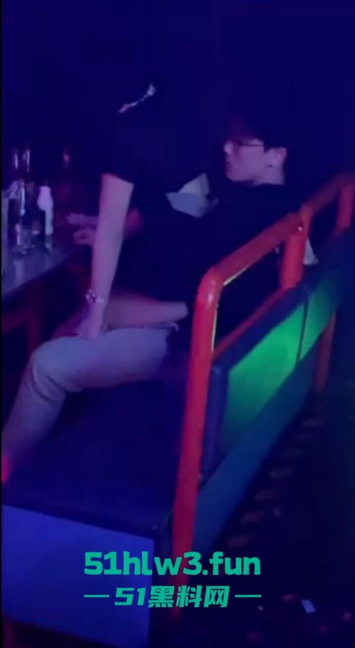 辽油三高学生【王庸昊】与女同学在酒吧现场doi被拍，桌底吃鸡上位骑乘刺激爆棚。-2