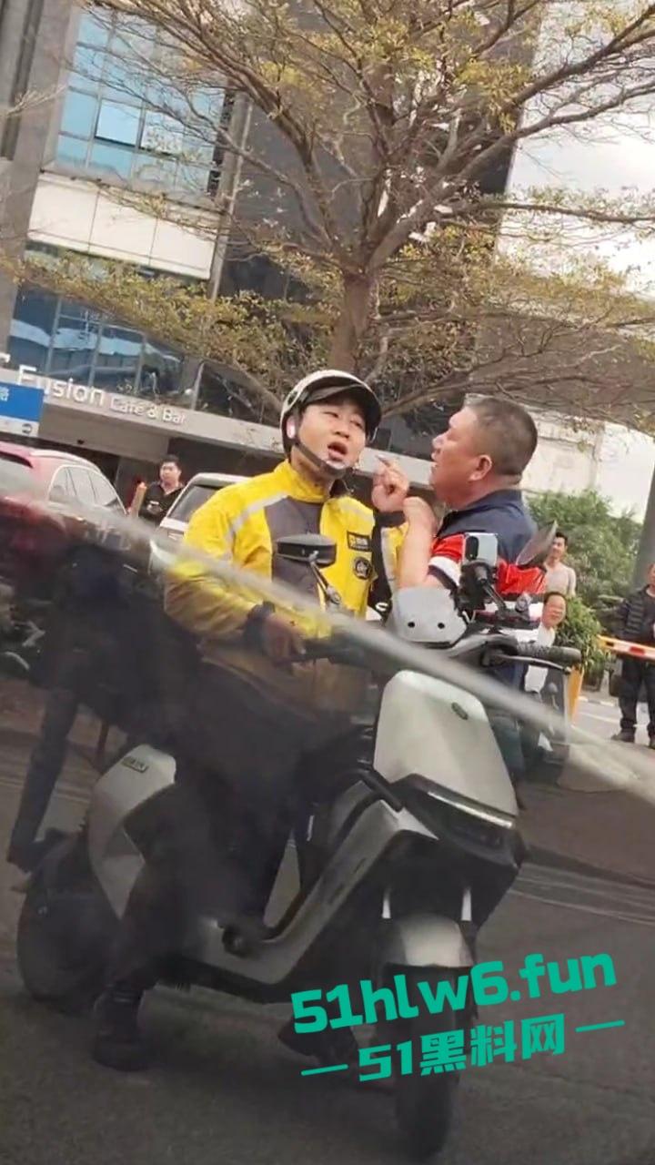 广东东莞网约车路怒哥，下车辱骂外卖员后备箱掏出铁棍，结果只是虚张声势吓唬人死活不敢动手。-1