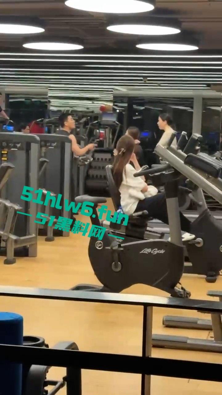 老肥婆诬陷健身小哥对她图谋不轨，小哥却自称是0对母性毫无性趣直接气得大妈报警。-1