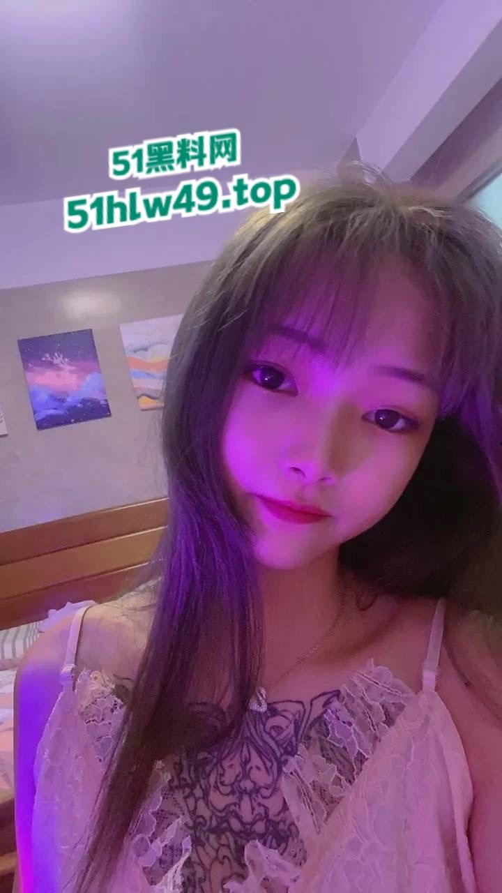 清纯反差纹身婊远程接受主人调教，揉奶亮胸尽显淫荡，对镜抠逼急需大屌止痒。-6