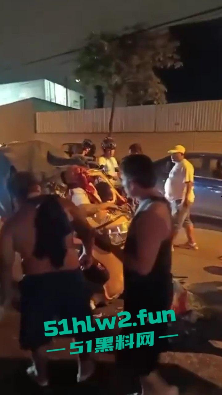 老头乐车祸现场因超速追尾，老头被当场甩出满脸是血，这回老头乐坏了老头也不乐了。-6