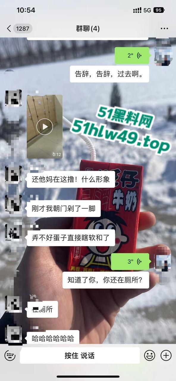 男子厕所看片打飞机被瓜友发现，洗手液瓶灌满水直接扔进去吓唬人，这不得吓阳痿了啊！-1