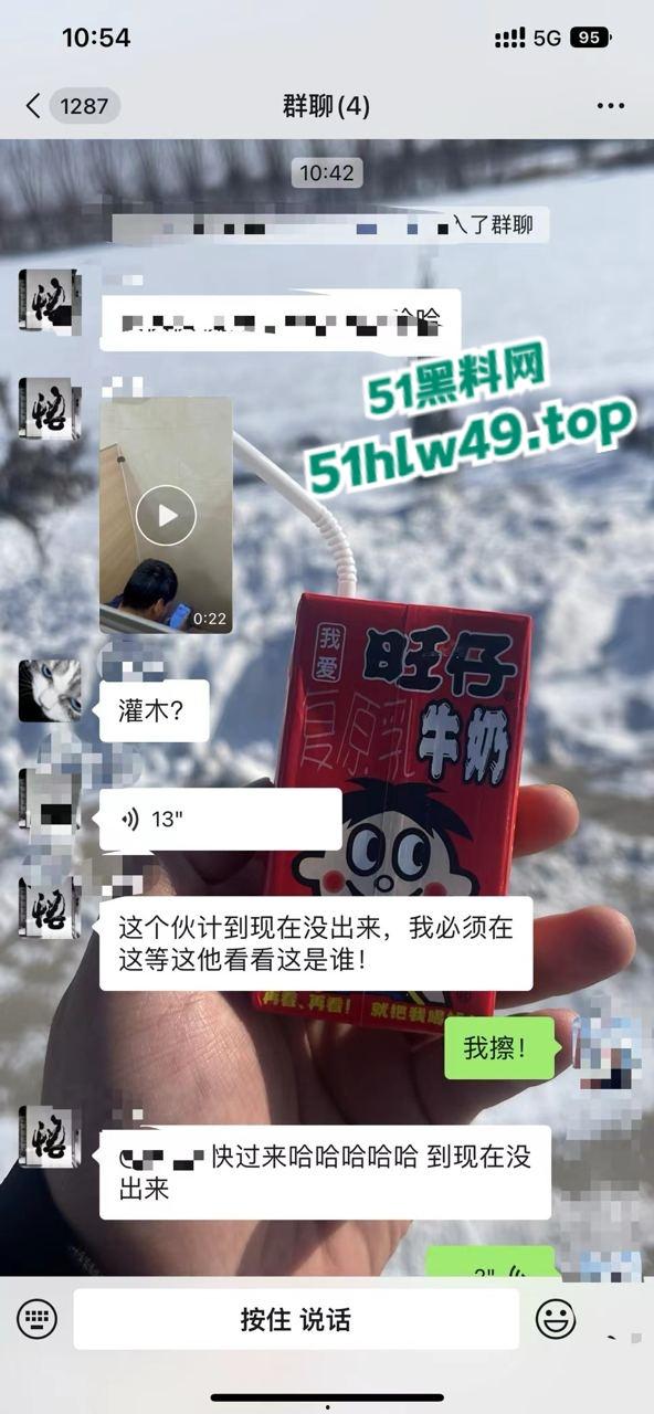 男子厕所看片打飞机被瓜友发现，洗手液瓶灌满水直接扔进去吓唬人，这不得吓阳痿了啊！-2