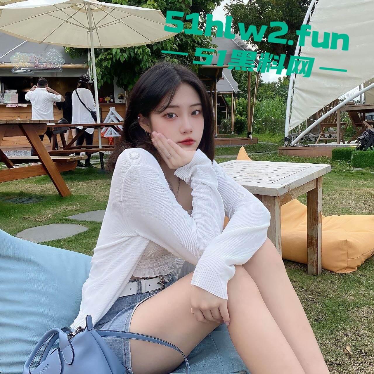 上海戏剧学院系花【王欣彤】绝美颜值学生妹，高挑御姐身材逆天长腿加粉嫩小穴全裸自慰勾引金主求包养。-4