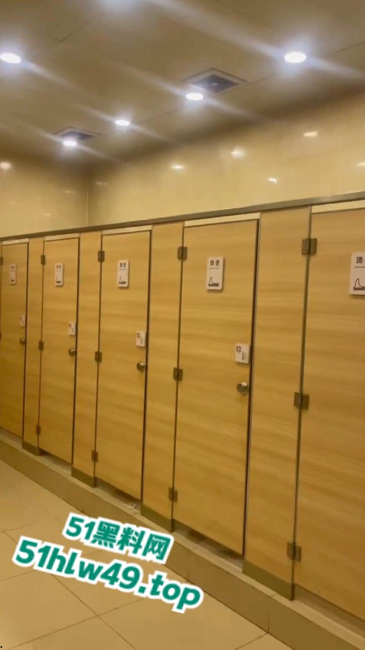 男子厕所看片打飞机被瓜友发现，洗手液瓶灌满水直接扔进去吓唬人，这不得吓阳痿了啊！-7