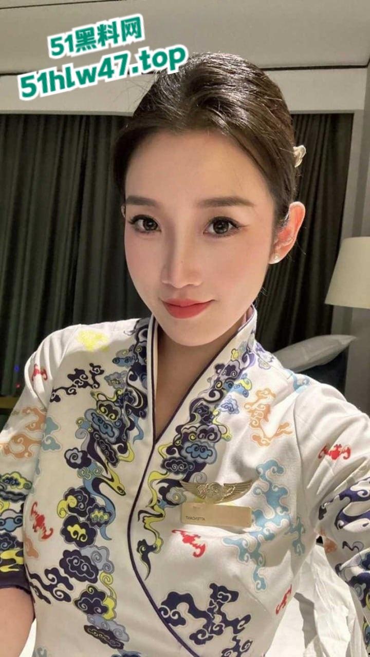 海航绝美空乘【雨晴】高颜值长腿女神，竟偷偷下海接客化身制服女王高跟踩屌，白虎骚穴被无套打桩爆操。-3