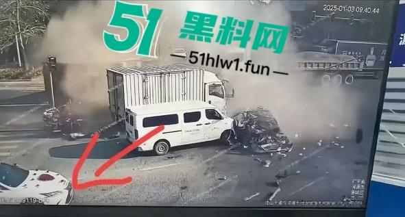 突发惨剧！广东河源一辆比亚迪SUV撞向大货车瞬间解体大货车撞翻，车主女司机高跟鞋头都粉碎了。-6