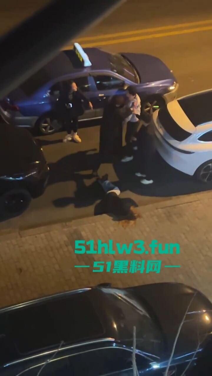 青岛嚣张小太妹醉酒打车辱骂司机被对方一拳KO，当场歇菜，实拍视频曝光！-4