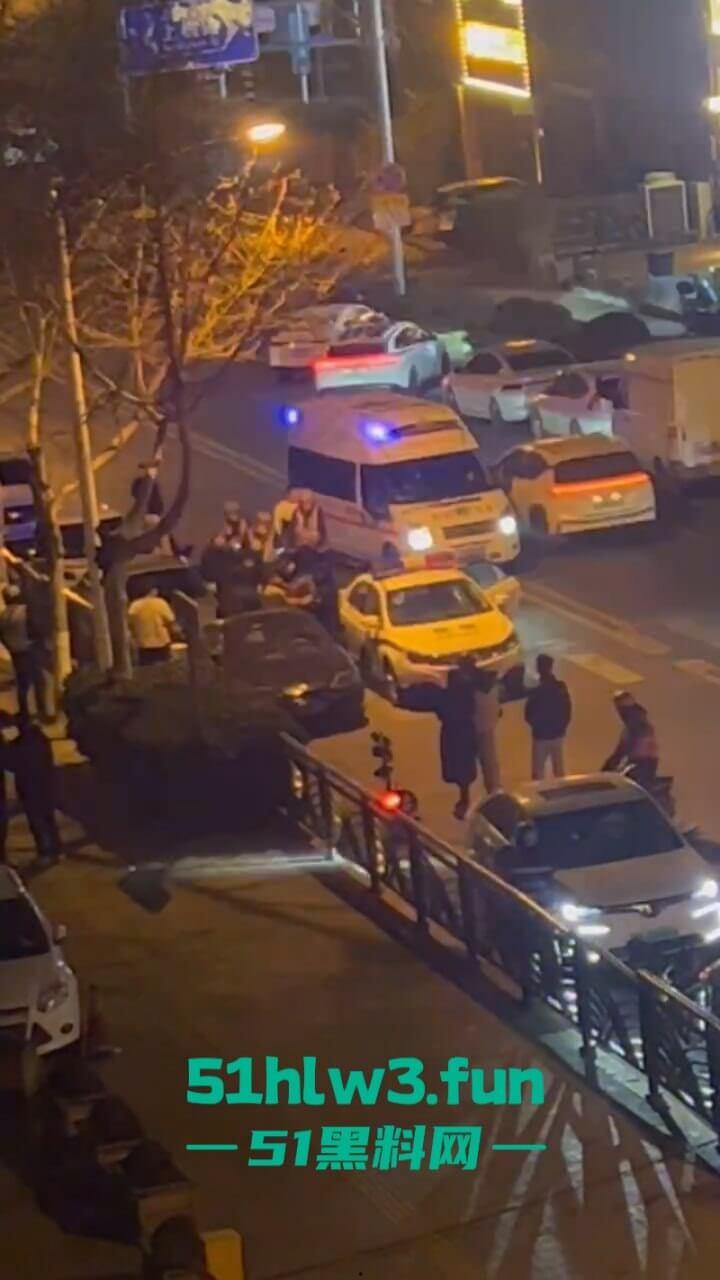 青岛嚣张小太妹醉酒打车辱骂司机被对方一拳KO，当场歇菜，实拍视频曝光！-7