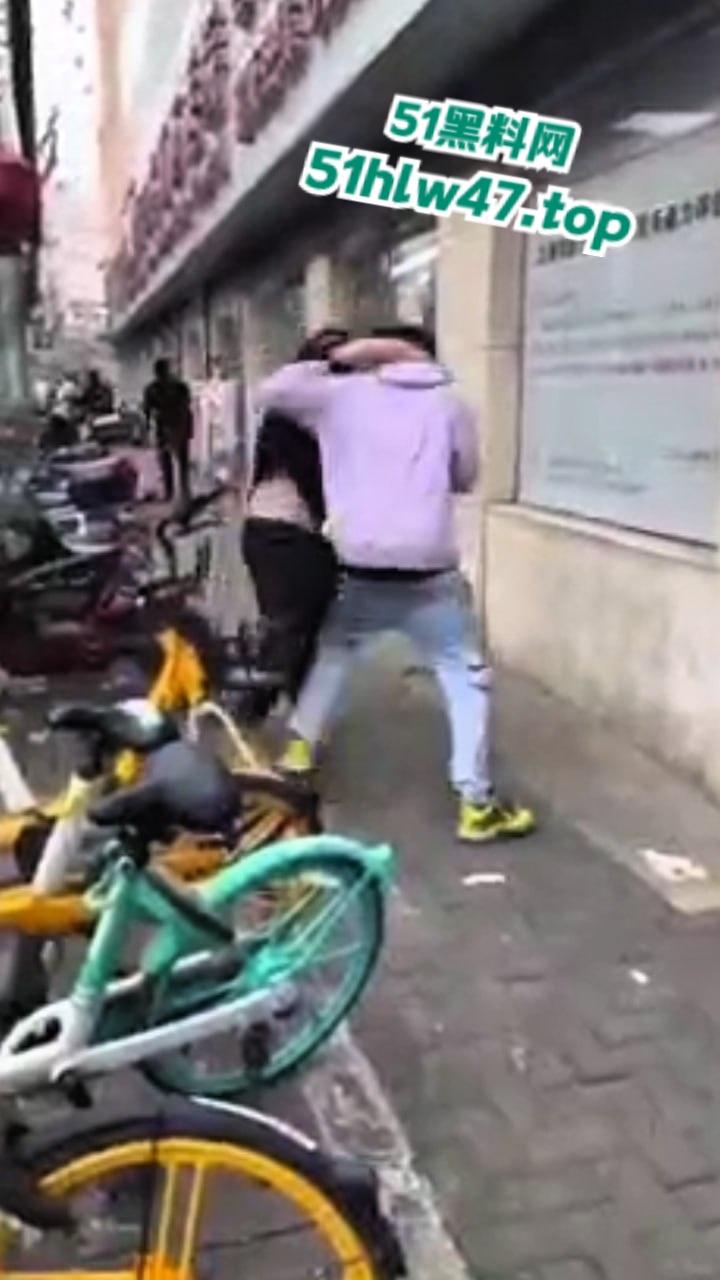 广州黑人被精神小伙爆揍，网友恶嘲这是汉人殖民者，在广坎达街头殴打土著，原来广州早已被黑人占领了啊！-4