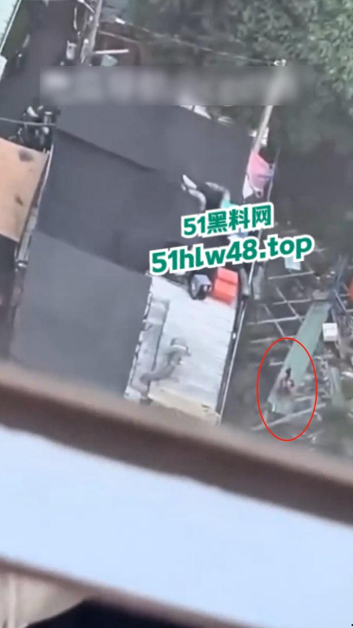 湾湾长腿大妈露天自慰被偷拍，大妈身材年轻时也绝对是大美女，想不到老了竟然这么饥渴。-1