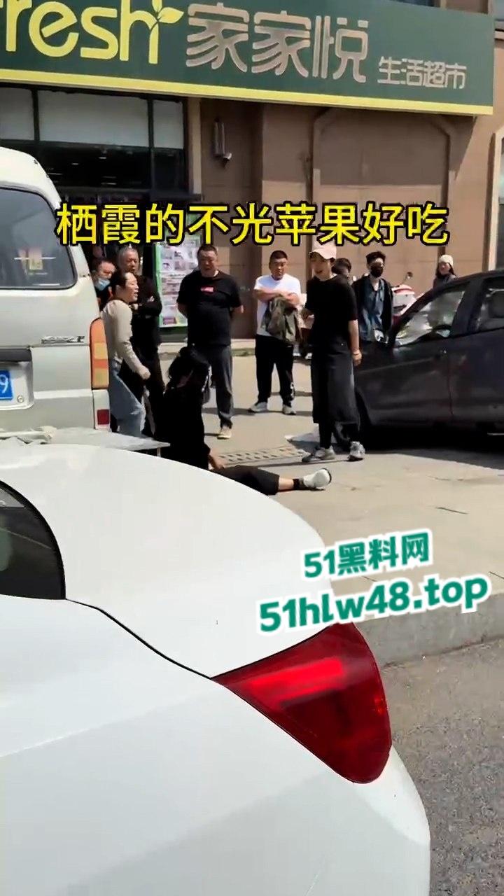 山东栖霞甜品店老板娘当街撕逼无耻小三，出轨男吓得躲车里不敢出来全程龟缩。-1