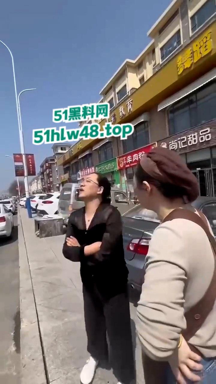 山东栖霞甜品店老板娘当街撕逼无耻小三，出轨男吓得躲车里不敢出来全程龟缩。-6