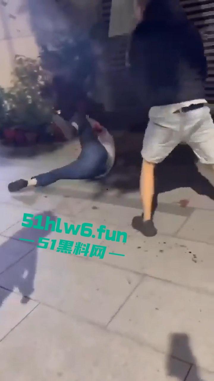 四川成都街头一男子遭多人围攻被砍数刀，血腥仇杀场面比电影还精彩。-2