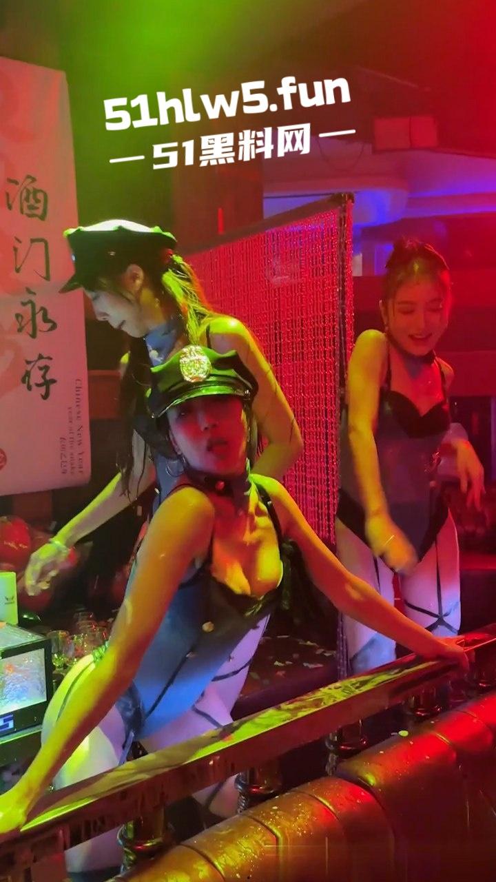 温州【夜色酒店】大尺度湿身热舞视频流出，酒水浇奶洗逼扭腰摆臀又骚又魅。-8