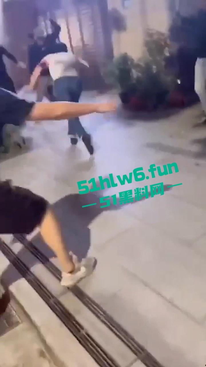 四川成都街头一男子遭多人围攻被砍数刀，血腥仇杀场面比电影还精彩。-4