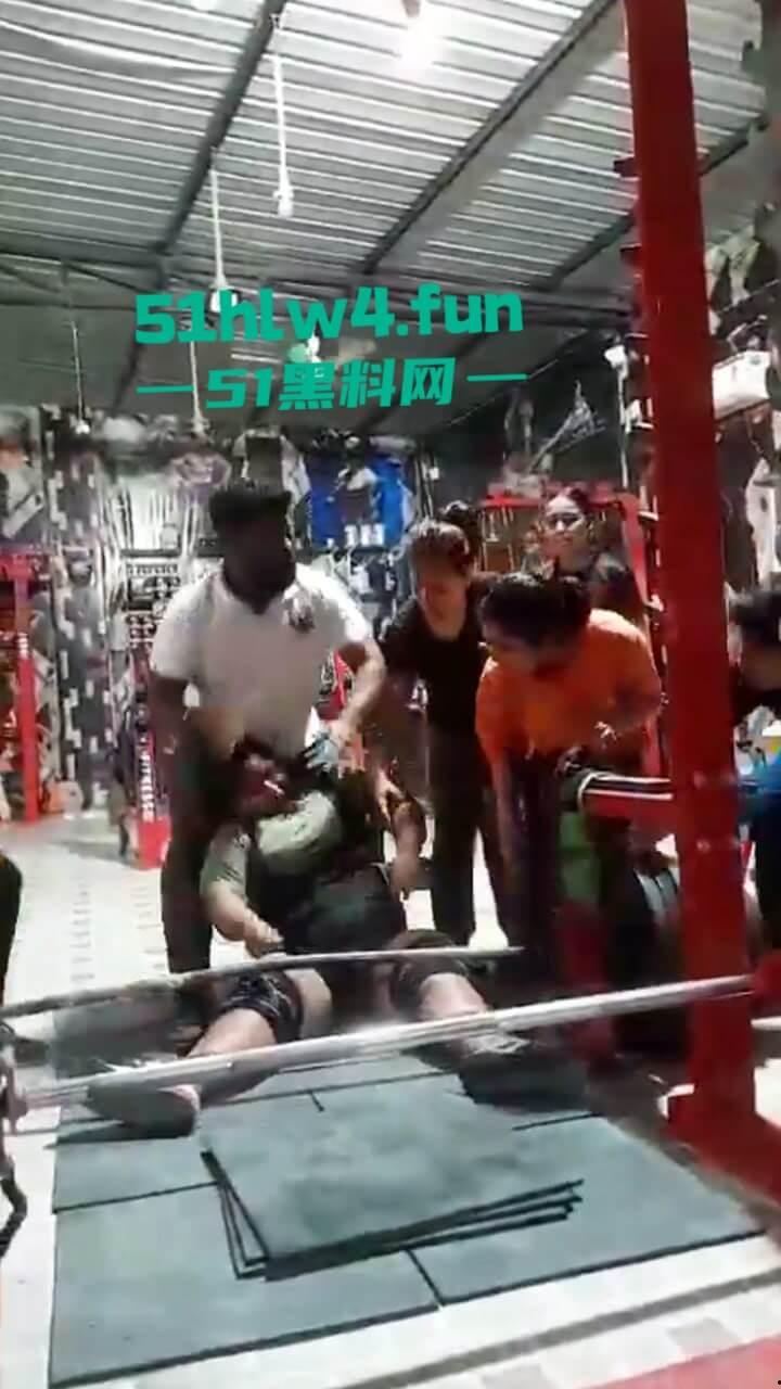 印度17岁举重运动员【YashtikaAcharya】在训练时失去平衡，活生生被270公斤杠铃压死现场视频流出。-2