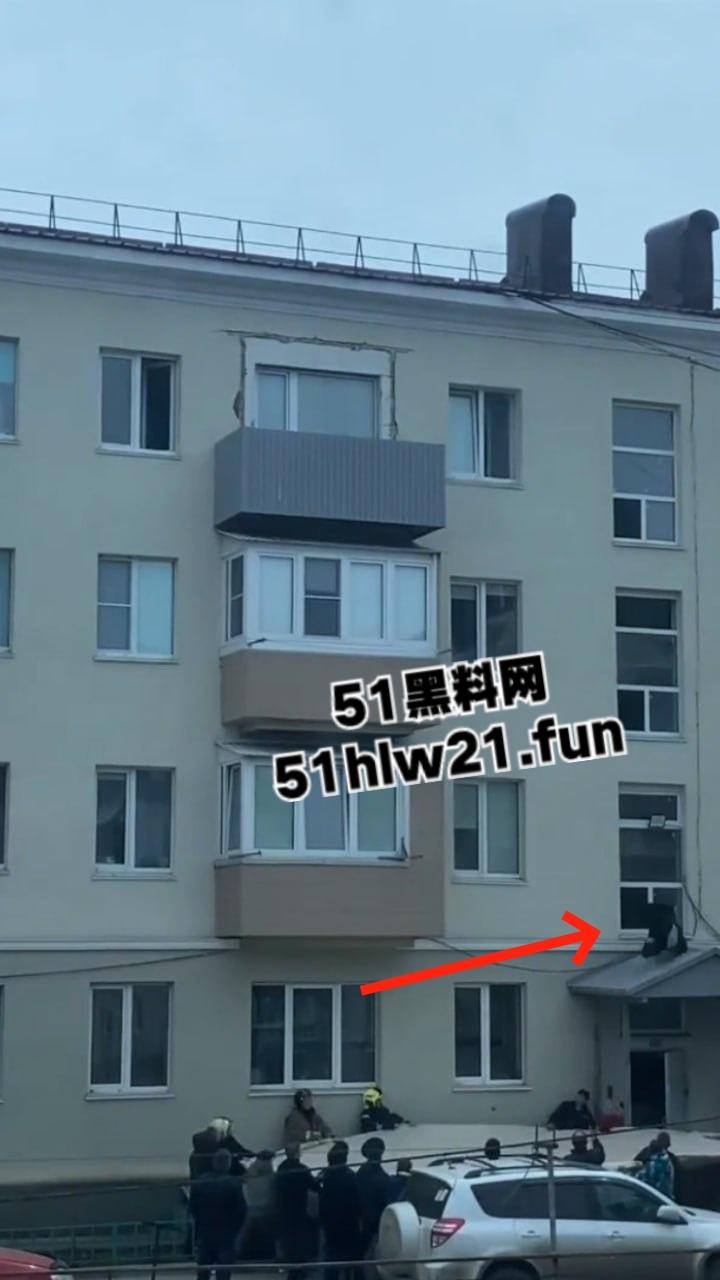 山东男子跳楼自杀，为了将自己摔死还特意选择了入户门的棚顶，这下摔的真Q弹啊。-6