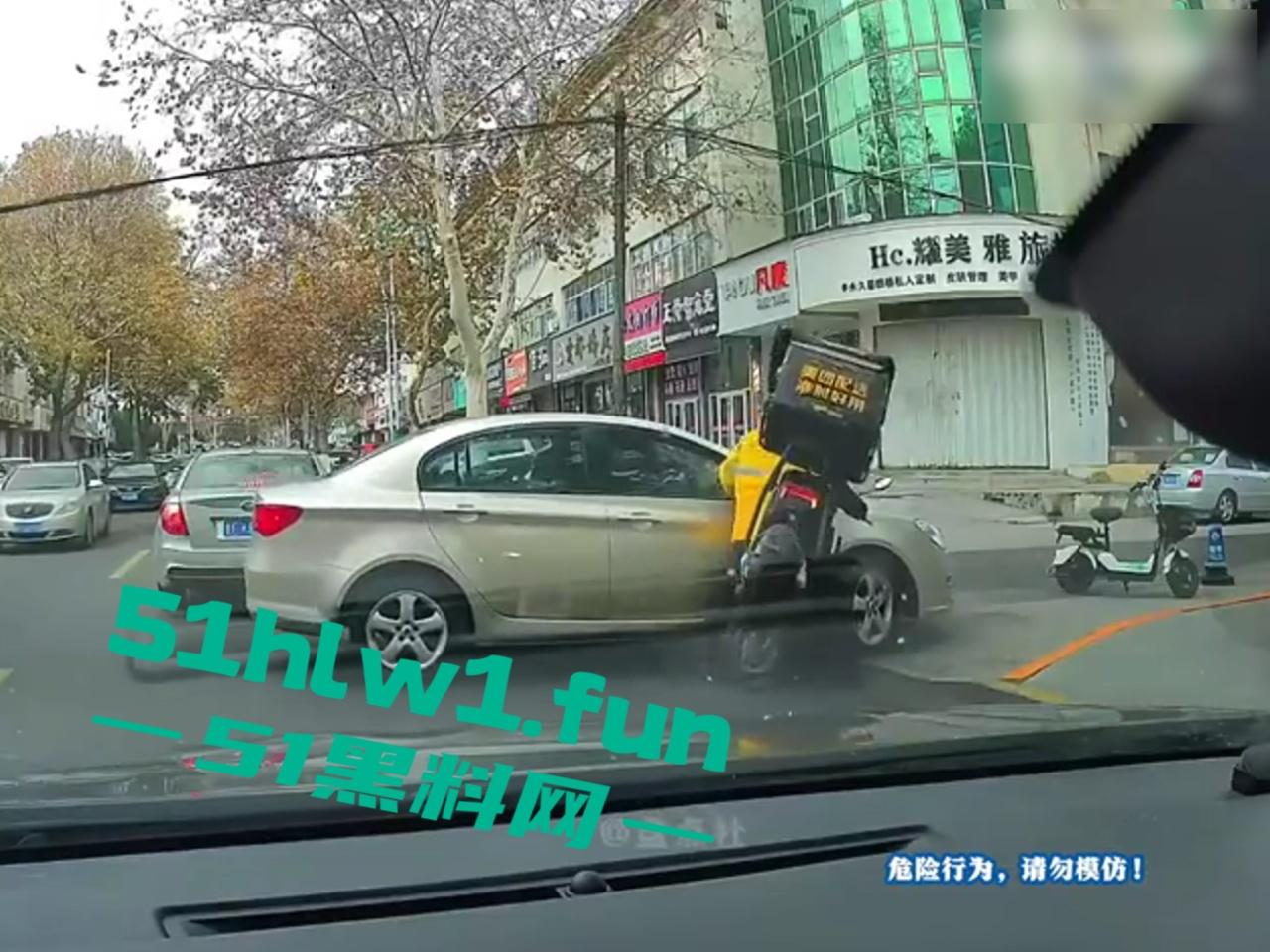 盘点今年奇葩车祸，监控下的搞笑瞬间，虽然明知是车祸，但还是不道德的笑了，有卧龙的地方必有凤雏啊！-6