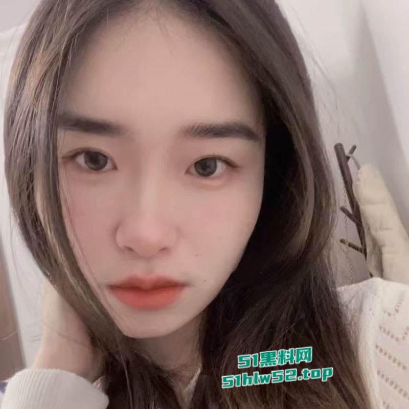 内蒙古乌兰浩特【张雪萌】人人可操的公交车，据说已约炮20多人，舔奶啪啪内射画面曝光极度淫靡！-1