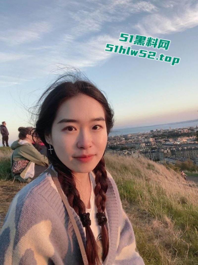 内蒙古乌兰浩特【张雪萌】人人可操的公交车，据说已约炮20多人，舔奶啪啪内射画面曝光极度淫靡！-2