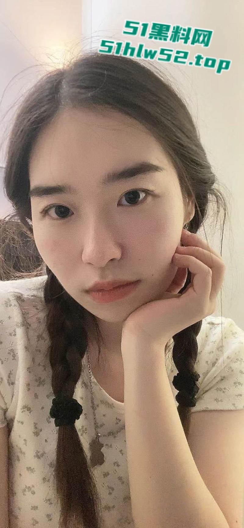 内蒙古乌兰浩特【张雪萌】人人可操的公交车，据说已约炮20多人，舔奶啪啪内射画面曝光极度淫靡！-3