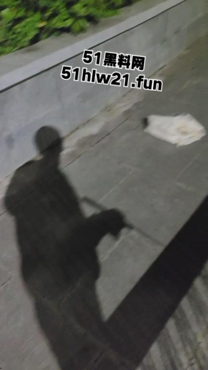 钓鱼佬夜钓惊现尸体，大长腿女尸钓鱼佬也太神奇，除了鱼钓不到以外什么都能钓到！-1