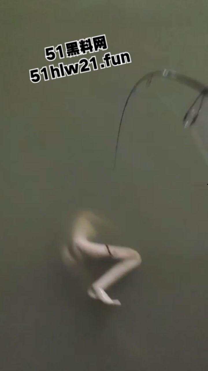 钓鱼佬夜钓惊现尸体，大长腿女尸钓鱼佬也太神奇，除了鱼钓不到以外什么都能钓到！-3