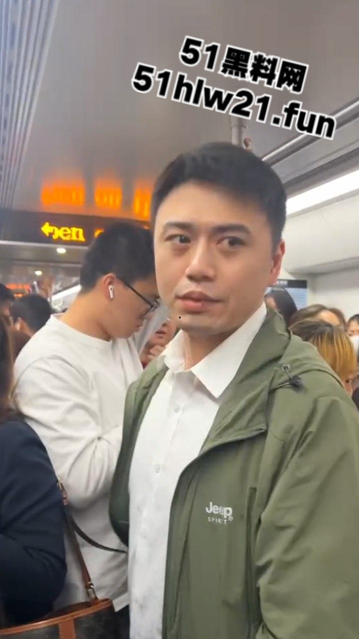 白净大叔竟是地铁痴汉，地铁上顶臀打飞机爆射小仙女屁股，美女羞愤报警被气哭！-3