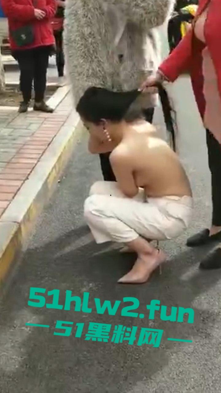 河南服装店长当小三，被原配带姐妹围堵当众扒光衣服，拿出剪刀剪头发颜值身材相当奈斯啊。-1