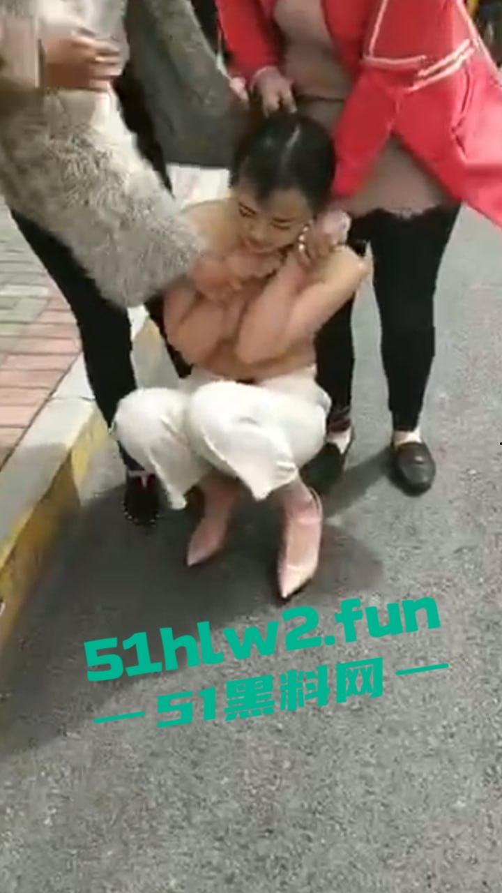 河南服装店长当小三，被原配带姐妹围堵当众扒光衣服，拿出剪刀剪头发颜值身材相当奈斯啊。-2