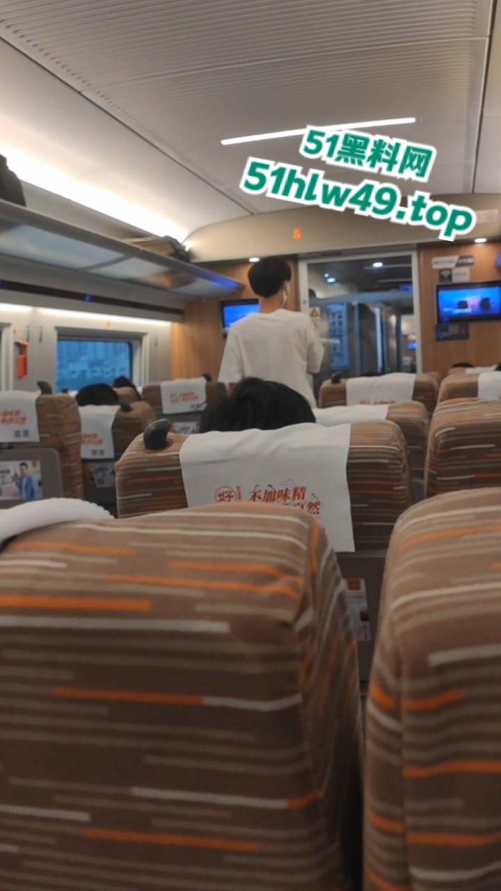 瓜友分享调教自己女友，高铁上调教女友吃鸡巴大胆在车上露出，有这么乖巧听话的骚母狗真是羡慕。-2