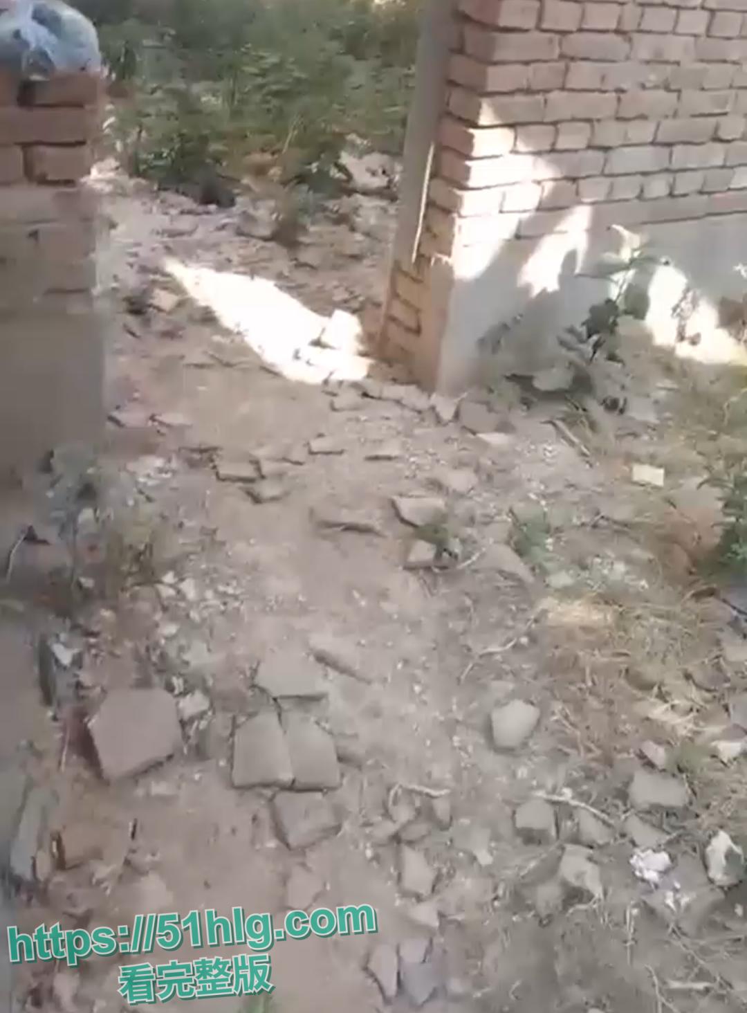 【河南】炸裂抓奸社死现场 亲生儿子废弃房屋抓奸 撞破母亲与陌生老男人户外苟合 震惊到无话可说-1