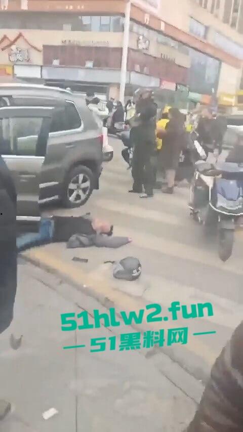长沙惊现亡命司机，曙光中路地铁站汽车闯红灯狂撞行人，现场鸡飞狗跳司机是真疯了？-2