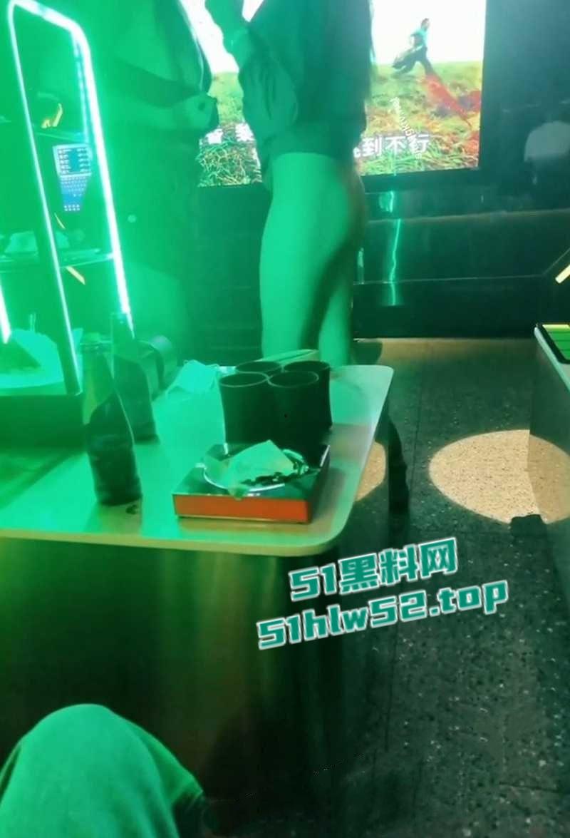 极品人妻【小鲸鱼】KTV淫趴视频流出，闺蜜当众露逼揉奶狂跳骚舞撩拨群男，少妇还是更会玩啊！-6