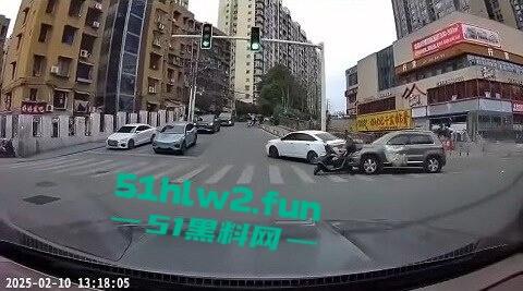 长沙惊现亡命司机，曙光中路地铁站汽车闯红灯狂撞行人，现场鸡飞狗跳司机是真疯了？-7