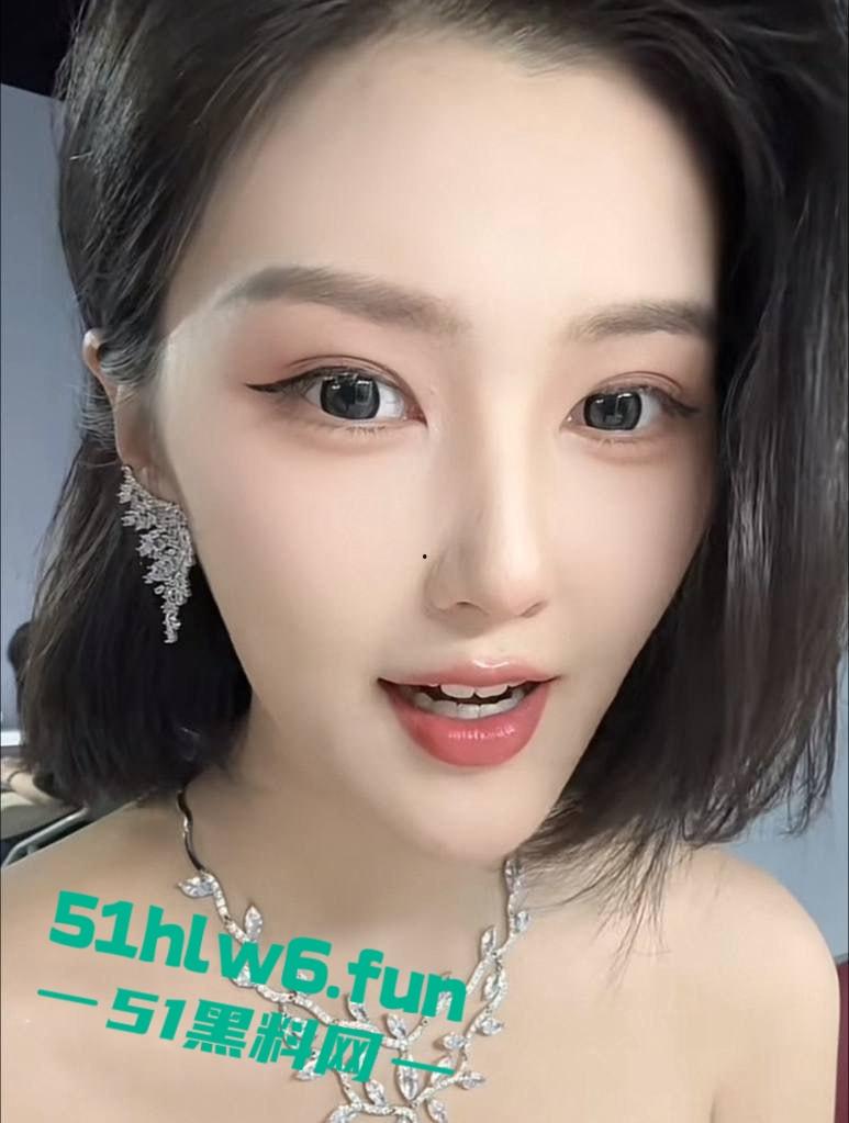 抖音286万粉丝顶级车模【程儿】走光视频车展现场不慎露奶头，不穿内裤裙底风光一览无余。-1