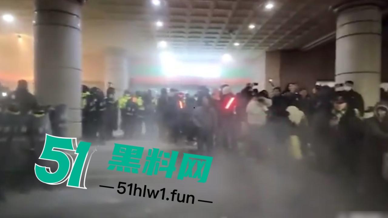 尹锡悦被捕爆发动乱,上万支持者法院外抗议翻越围墙冲入法院打砸,多名警员受伤 以抓捕85名现行犯。-5