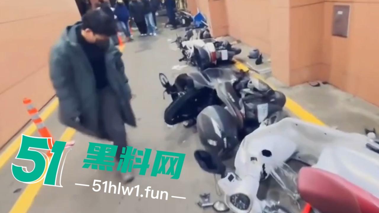 尹锡悦被捕爆发动乱,上万支持者法院外抗议翻越围墙冲入法院打砸,多名警员受伤 以抓捕85名现行犯。-7